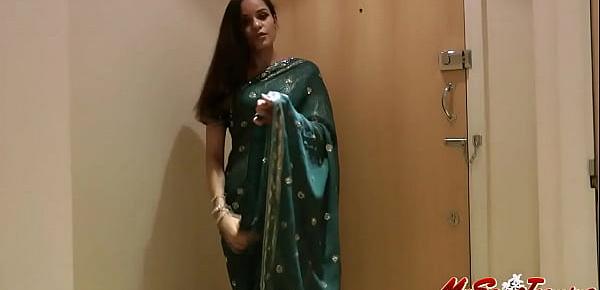  Pretty Girl Jasmine in Sari strips to show us